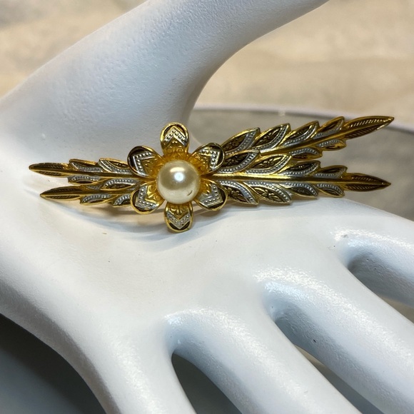 Vintage Damascene Floral Brooch Pin Faux Pearl in Center of Flower Beautiful EUC - Picture 3 of 10